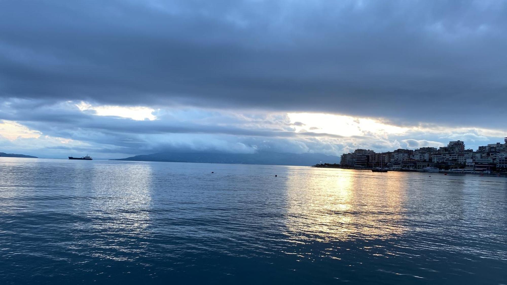 Blue Breeze Attic Apartments Sarande Bagian luar foto