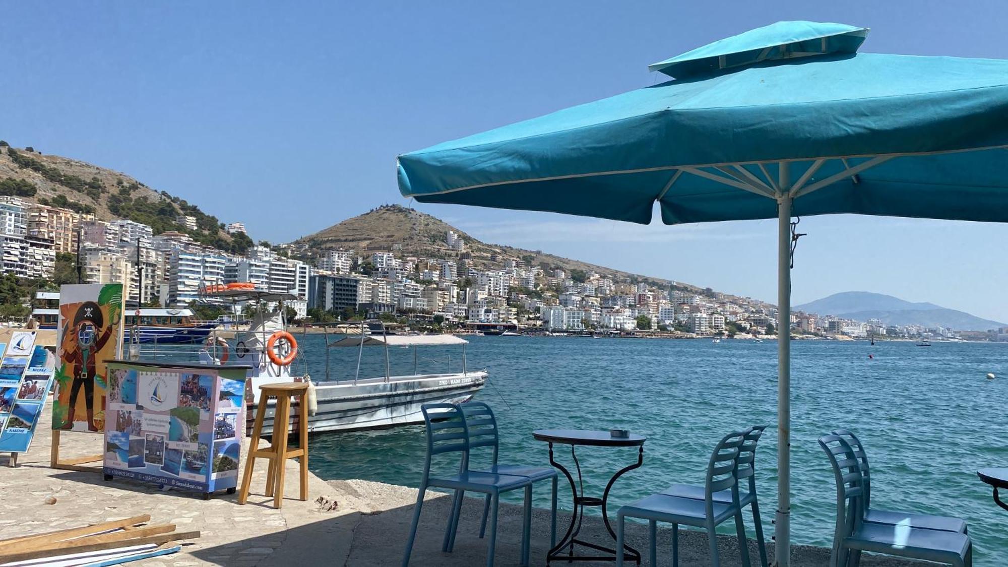 Blue Breeze Attic Apartments Sarande Bagian luar foto