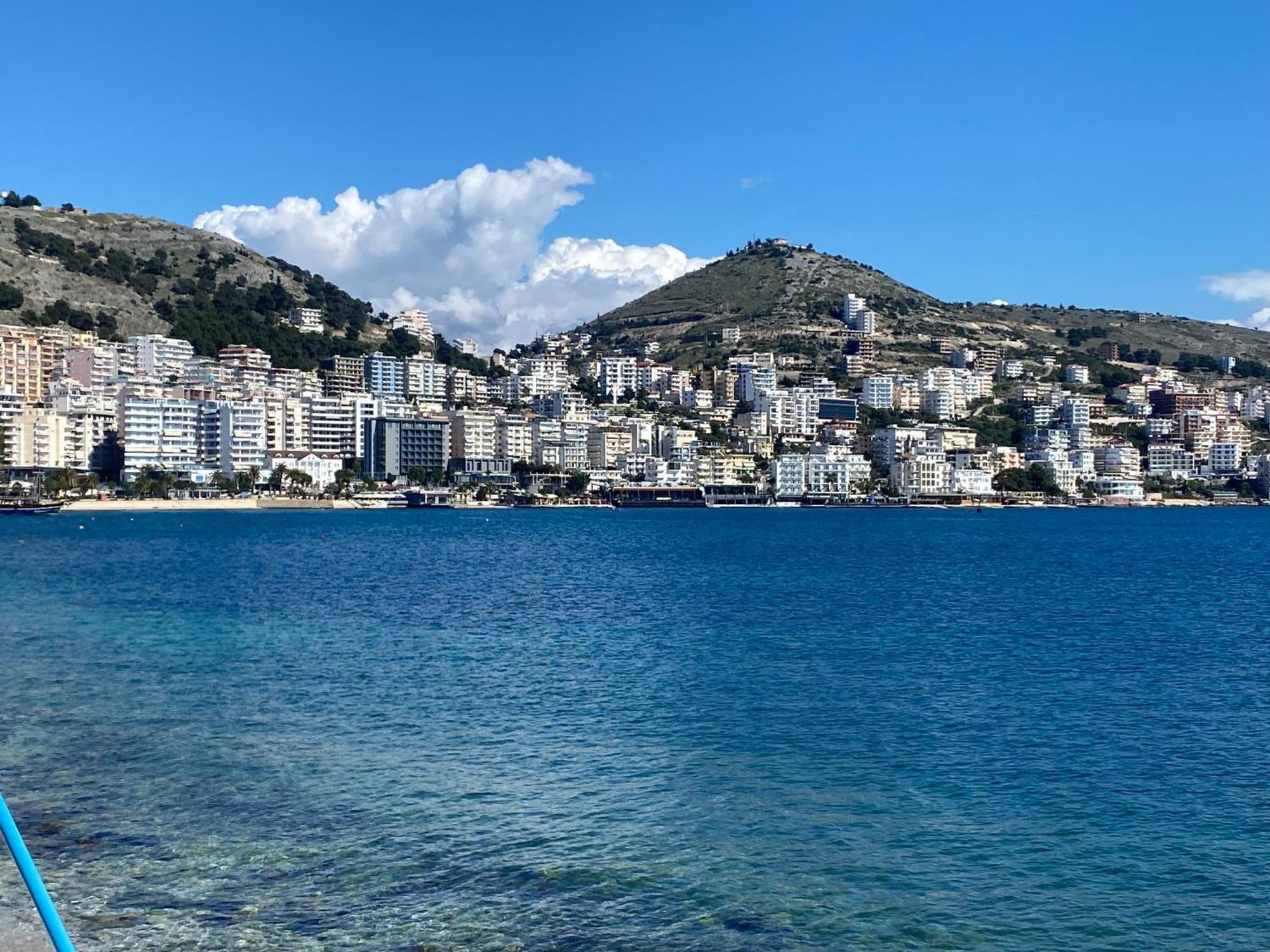 Blue Breeze Attic Apartments Sarande Bagian luar foto